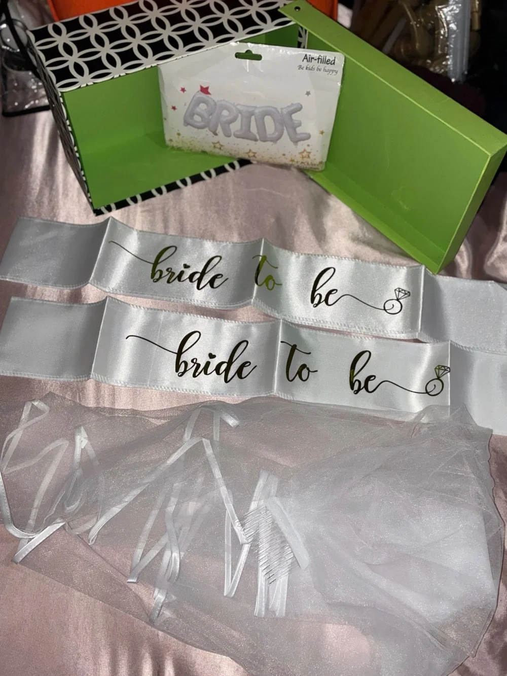 Bride to Be Satin Sash and Veil Set Balloon set